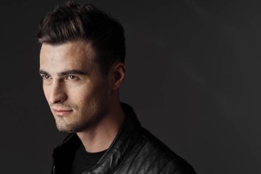 Stüdyoda poz veren genç yakışıklı adam.