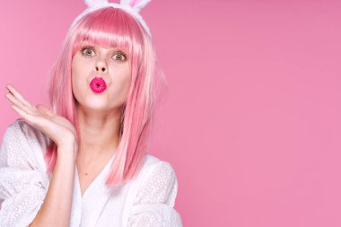 Tavşan kulaklı genç bir kadın stüdyoda poz veriyor. 