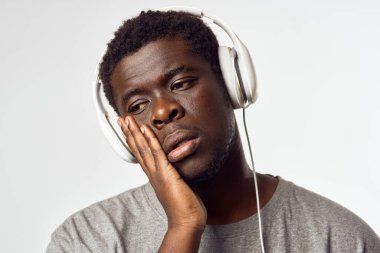 Stüdyoda kulaklıklı yakışıklı bir Afrikalı. 