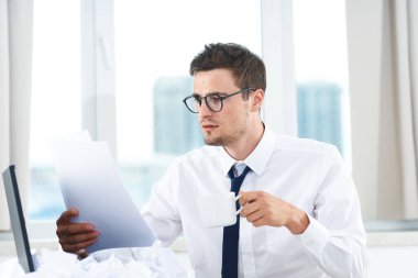 Yong yakışıklı işadamı ofiste çalışıyor.