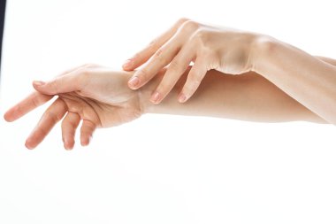 Güzel kadın elleri izole beyaz arka planda