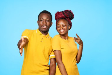 Afrikalı kadın ve erkek izole edilmiş bir geçmişe bakıyorlar.