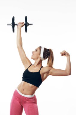 Halter egzersizi yapan formda bir kadın. Stüdyo çekimi
