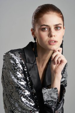  Stüdyoda poz veren ceketli güzel bir kadın.                
