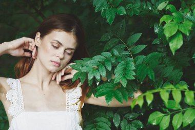 Parkta poz veren güzel bir kadın.