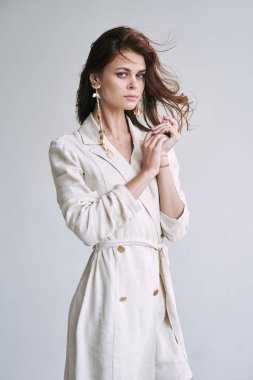 Stüdyoda poz veren güzel bir kadın. Moda fotoğrafçılığı