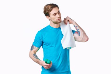 Stüdyoda dambılı genç bir adam.