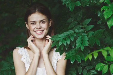 Parkta poz veren güzel bir kadının portresi..