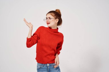 Stüdyoda poz veren güzel bir kadın.