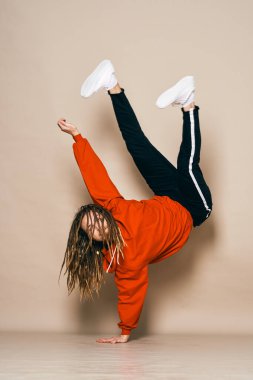 Stüdyo çekimi. Rastalı yakışıklı genç erkek dansçı.                                