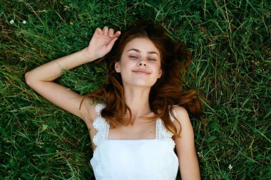 genç güzel kadın çim üzerinde yalan