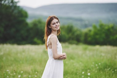 Kırsalda poz veren güzel bir kadın. 