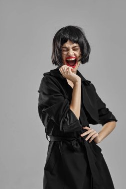 Genç ve güzel bir kadın stüdyoda bağırıyor.         