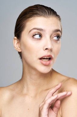 Stüdyoda poz veren güzel bir kadının portresi.