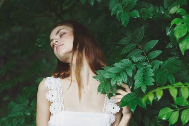 Parkta poz veren güzel bir kadın.