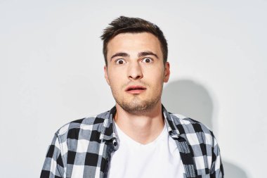 Stüdyoda gözleri açık, izole edilmiş genç yakışıklı bir adam.