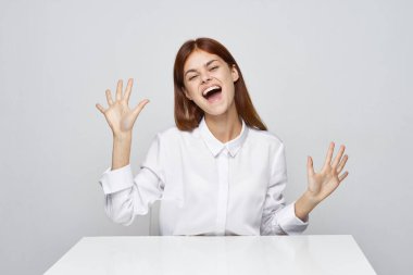 Genç ve güzel bir iş kadını masada el ele tutuşuyor. 