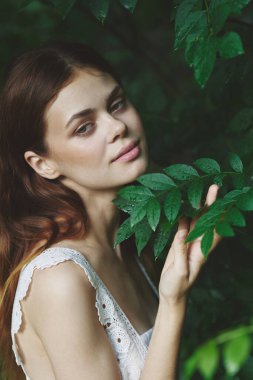 Parkta poz veren güzel bir kadının portresi..