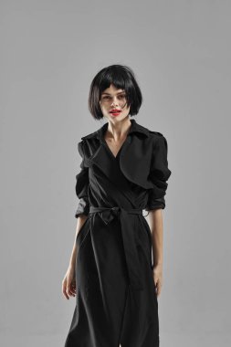 Stüdyoda poz veren güzel bir moda kadını.