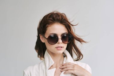 Soyutlanmış arka planda poz veren güzel bir kadın.