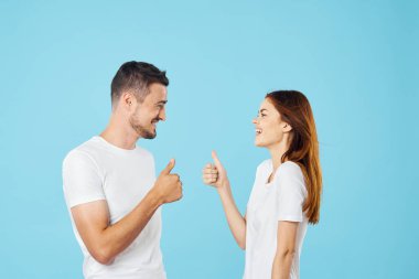 Stüdyodaki genç ve güzel çift başparmak kaldırıyor. 