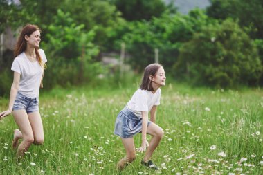 Genç tatlı kız papatya tarlasında eğleniyor.