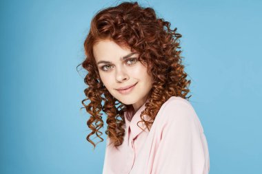 Kıvırcık saçlı güzel bir kadının portresi. Stüdyo çekimi 