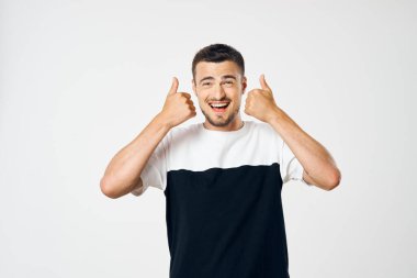 Stüdyoda başarılı, izole bir geçmişi olan genç yakışıklı bir adam.