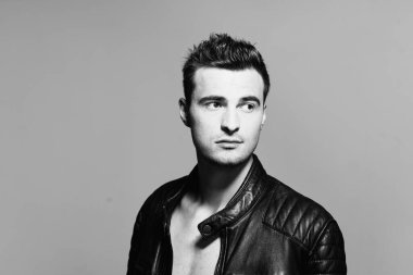 Stüdyoda poz veren yakışıklı bir genç. Siyah ve beyaz  