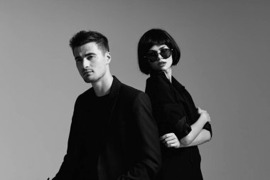 Stüdyoda poz veren güzel bir çift. Siyah ve beyaz