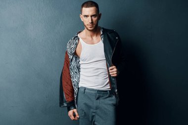 Stüdyoda poz veren genç, yakışıklı bir adam.