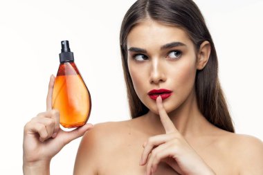 Stüdyoda güzellik ürünüyle güzel bir kadın var. 