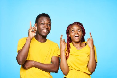 Afrika görünümlü erkek ve kadın izole edilmiş arka plana işaret ediyor.