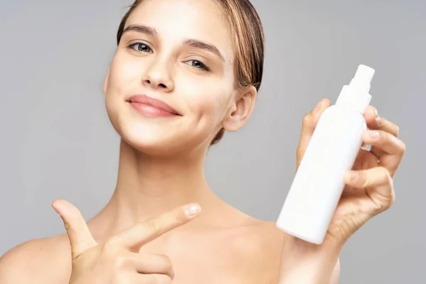 Tiro Estúdio Retrato Jovem Mulher Bonita Com Produto Beleza — Fotografia de Stock