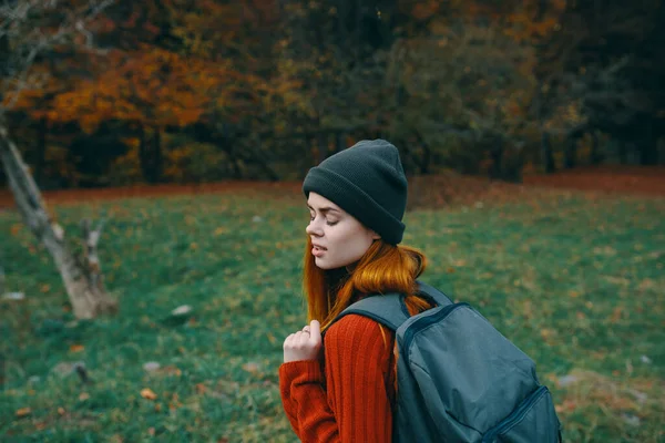 Mulher Jovem Mochileiro Viajando — Fotografia de Stock