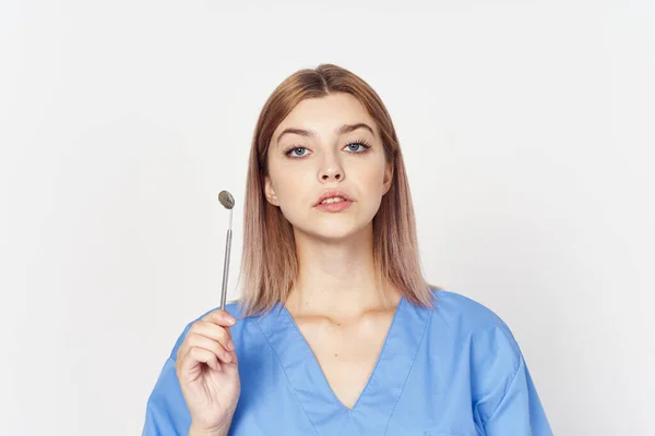 Молодая Медсестра Держит Руках Зубное Зеркало Снимок Студии — стоковое фото