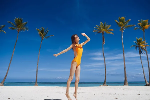 สาวสวย อนคลายบนชายหาด — ภาพถ่ายสต็อก
