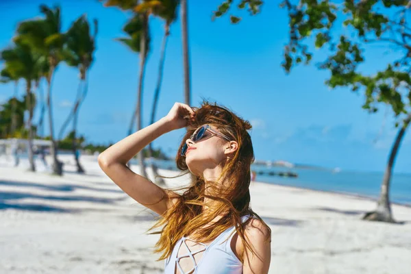 Giovane Bella Donna Rilassante Sulla Spiaggia — Foto Stock