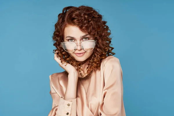 Joven Hermosa Mujer Usando Gafas — Foto de Stock