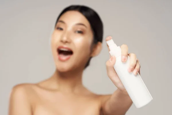 Tiro Estúdio Retrato Jovem Mulher Asiática Com Produto Beleza — Fotografia de Stock