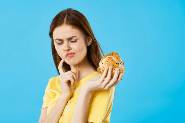 Молода Красива Жінка Гамбургером Студійний Знімок — стокове фото