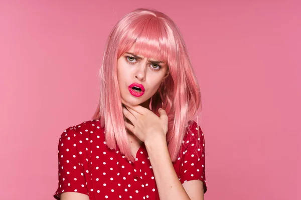 분홍색 가발을 아름다운 스튜디오에서 포즈를 취하는 — 스톡 사진