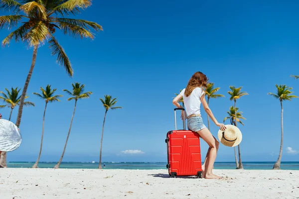 Mujer Joven Con Maleta Roja Playa —  Fotos de Stock