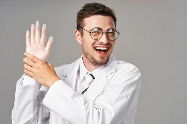 Studioaufnahmen Junger Arzt Mit Handschuhen Vor Isoliertem Hintergrund — Stockfoto
