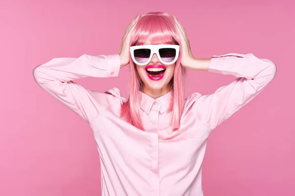 Jovem Mulher Bonita Peruca Rosa Óculos Sol Posando Estúdio — Fotografia de Stock