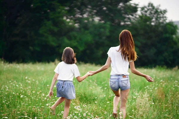 Young Mother Her Daughter Having Fun Camomile Field — Stock Photo, Image