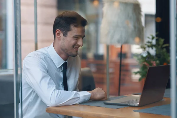 Jovem Empresário Com Laptop Escritório — Fotografia de Stock