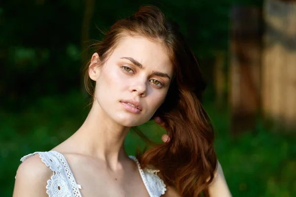 Jonge Mooie Vrouw Poseren Zomer Tuin — Stockfoto