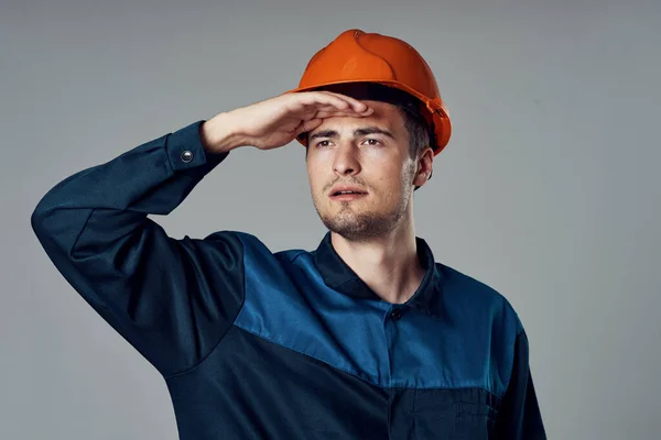 Tiro Estúdio Trabalhador Industrial Capacete Laranja Olhando Distância — Fotografia de Stock