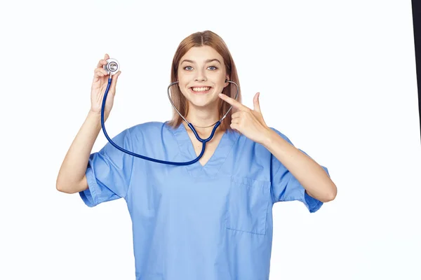 Joven Hermosa Enfermera Con Estetoscopio Aislado Blanco —  Fotos de Stock